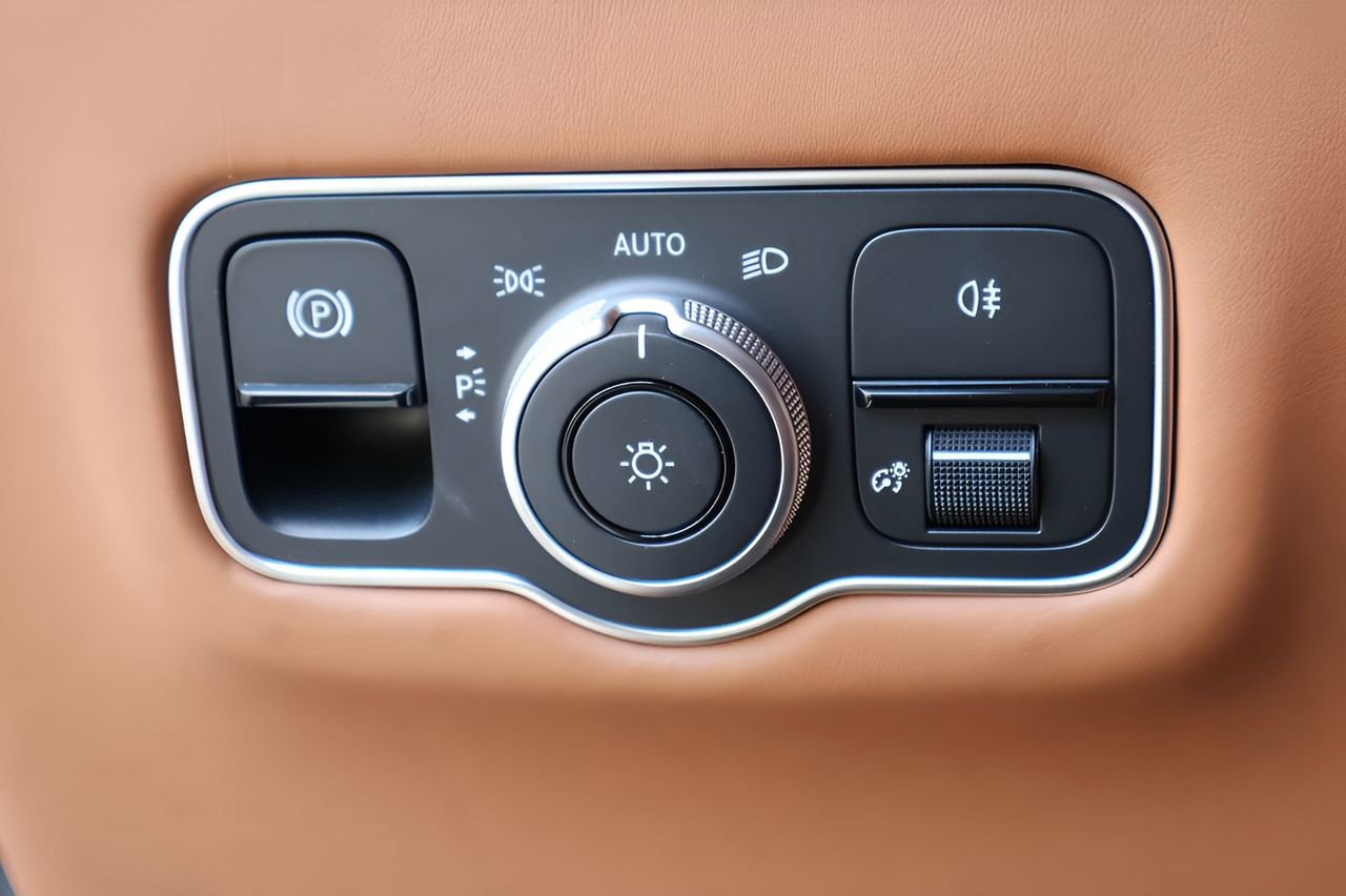 Used 2024 Aston Martin DB12 Convertible image 21