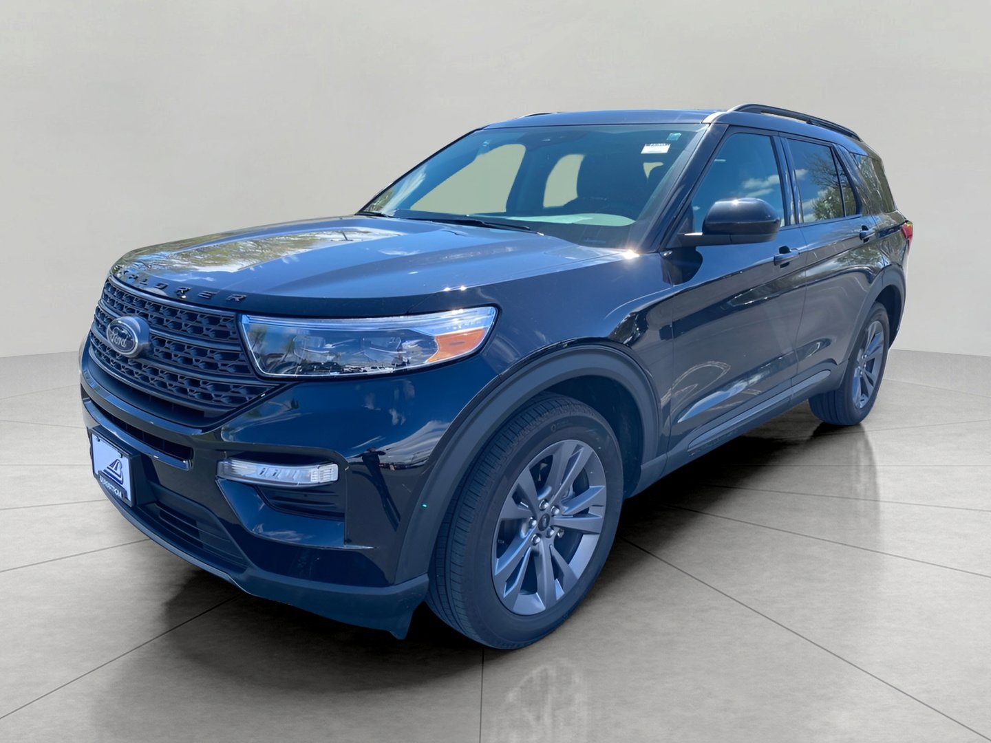 Used 2024 Ford Explorer XLT w/ Equipment Group 202A AWD/4WD image 5