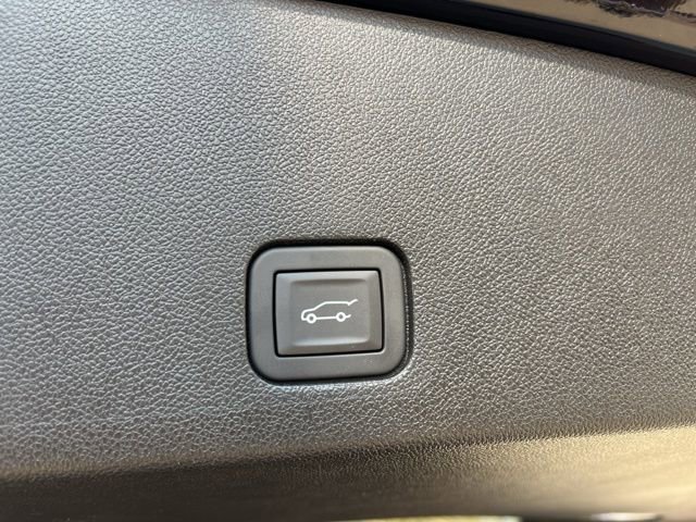 New 2025 Cadillac XT6 Luxury image 7