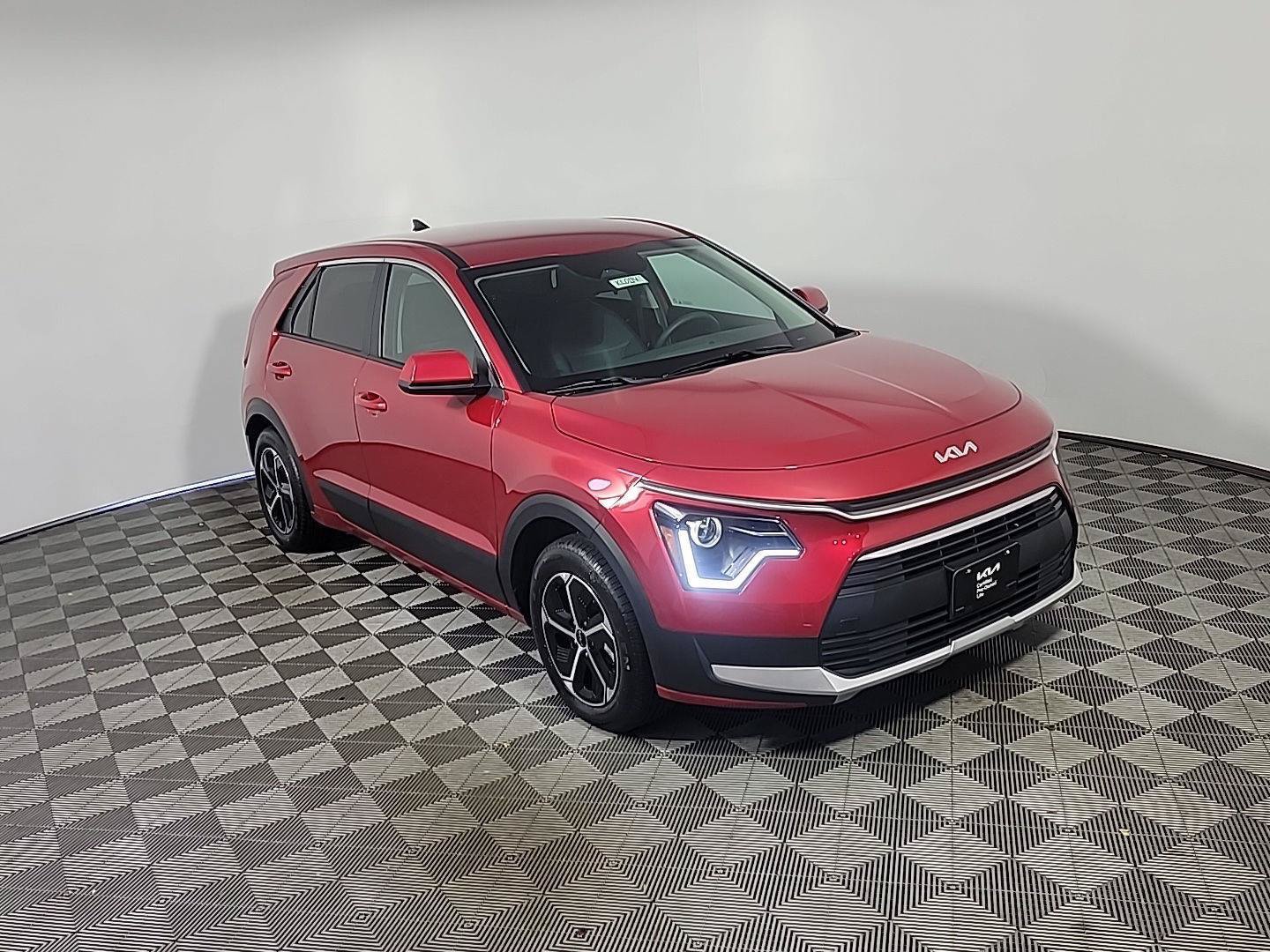 Used 2025 Kia Niro LX FWD image 2