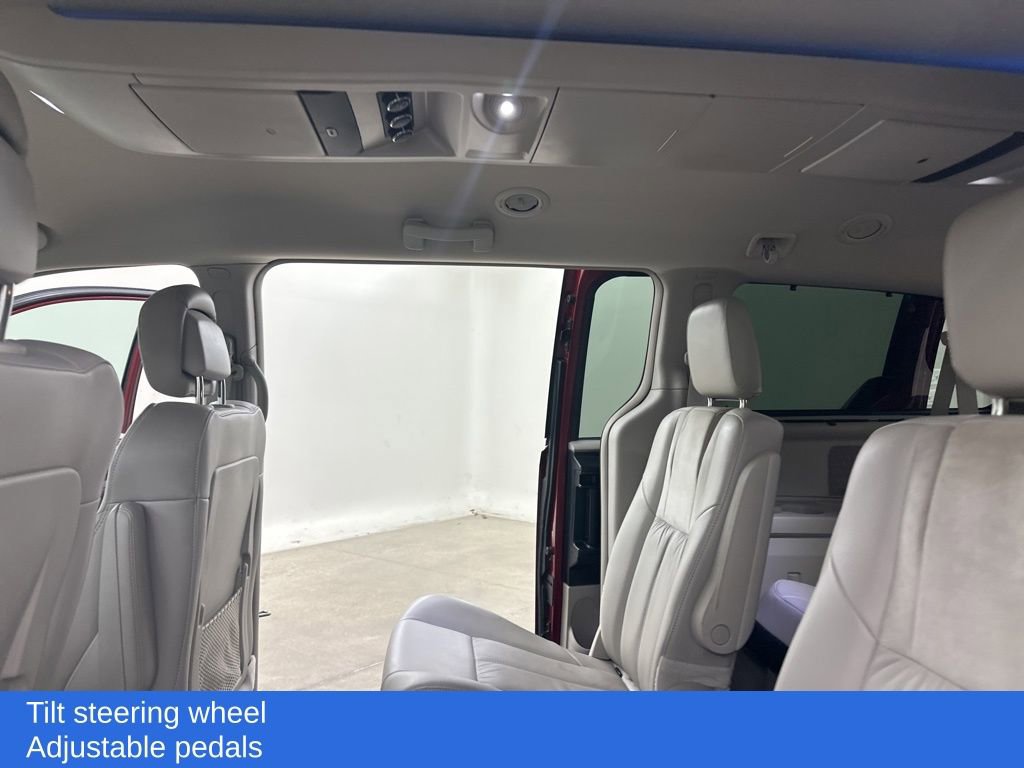 Used 2014 Chrysler Town & Country Limited image 29