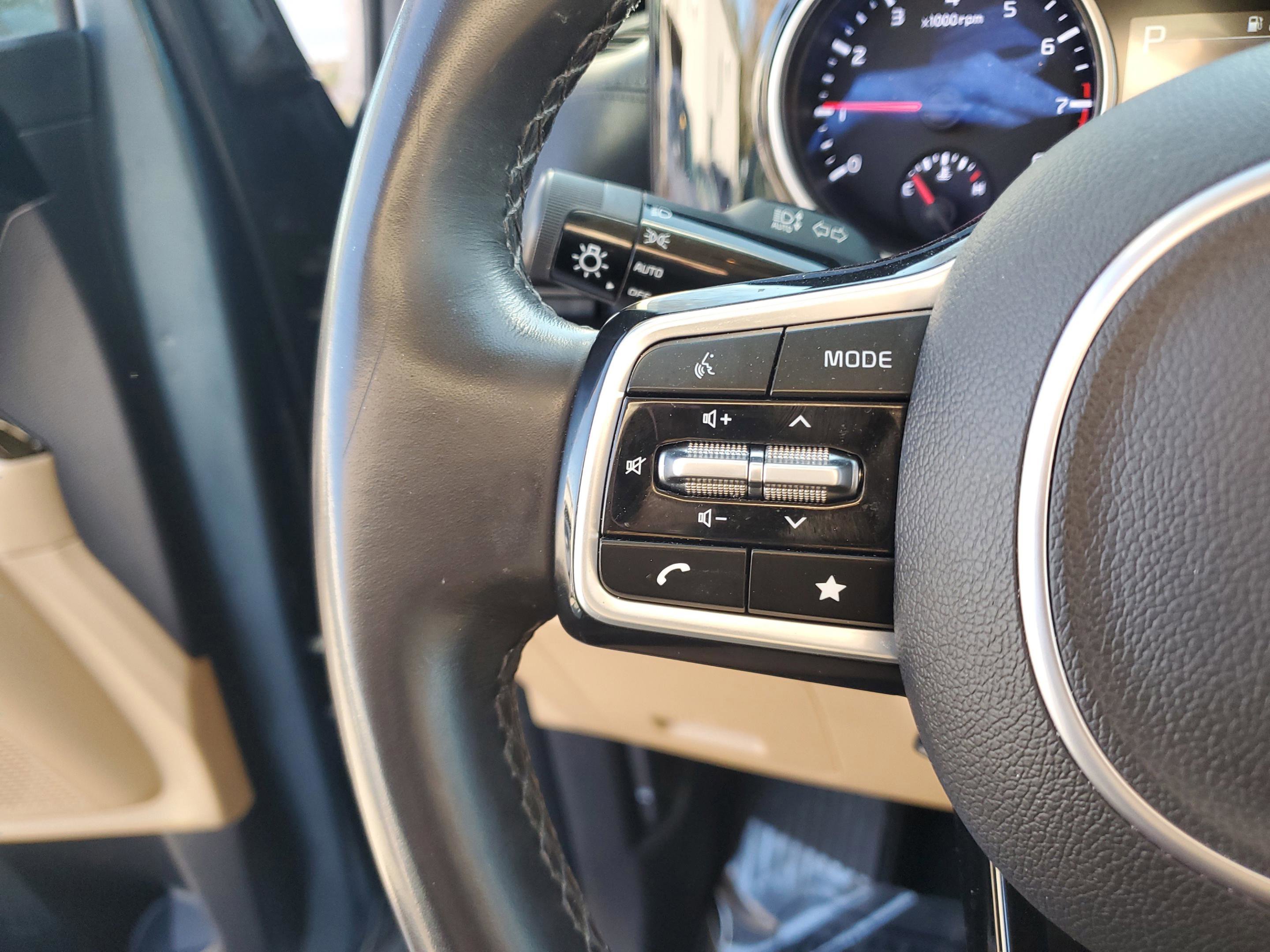 Certified 2023 Kia Carnival EX image 29