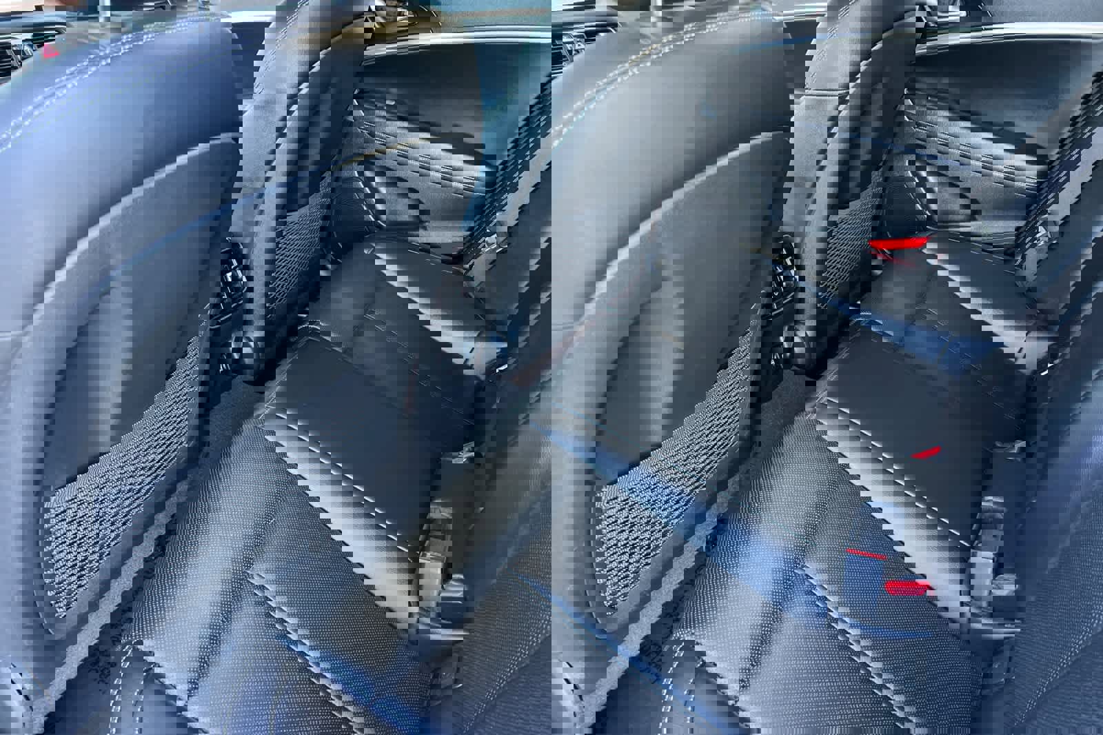 Used 2022 Genesis G70 2.0T image 4