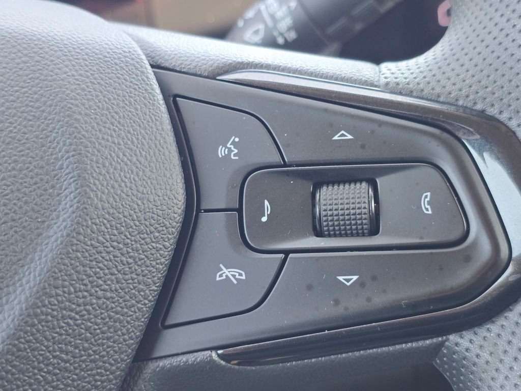 Used 2025 Chevrolet Trax LT FWD image 17