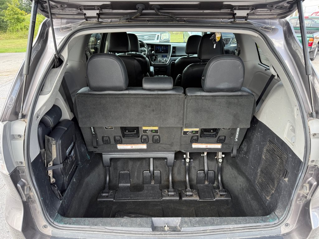 Used 2015 Toyota Sienna SE FWD image 13