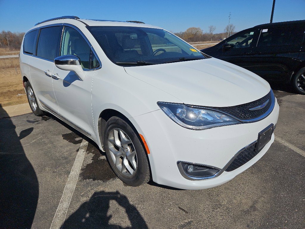 Used 2020 Chrysler Pacifica Limited image 3