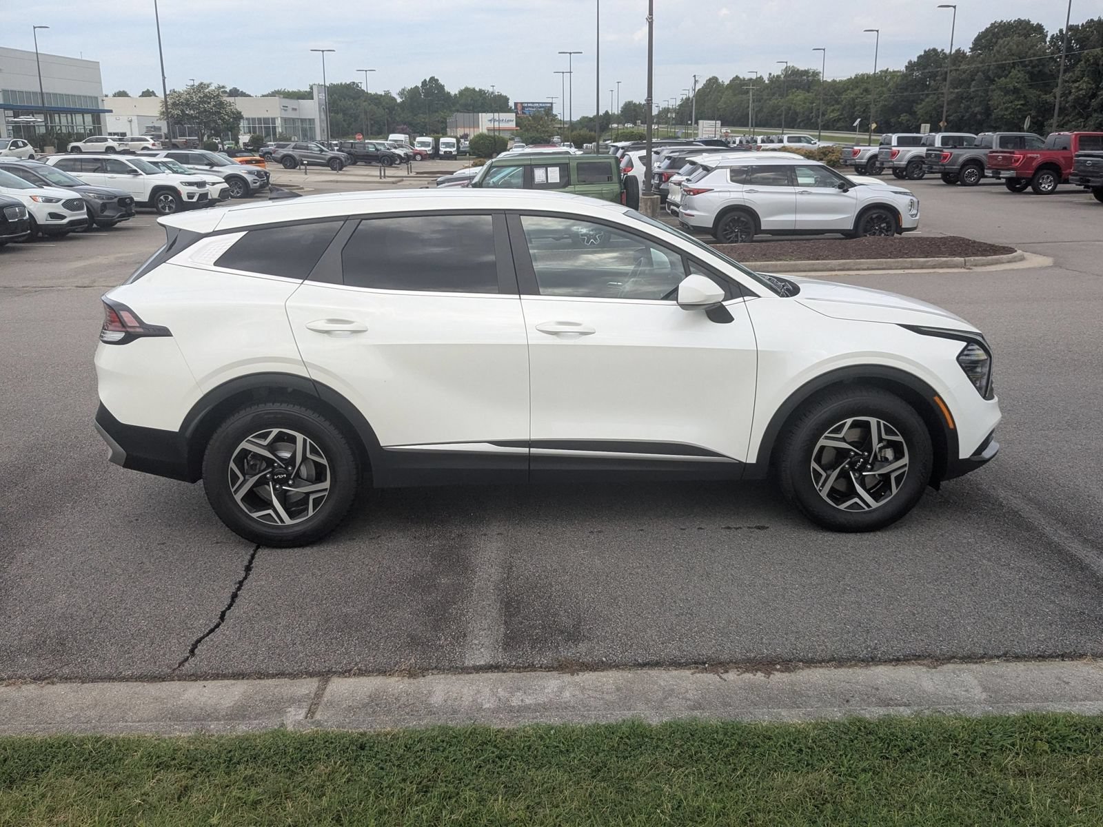 Used 2024 Kia Sportage LX FWD image 2