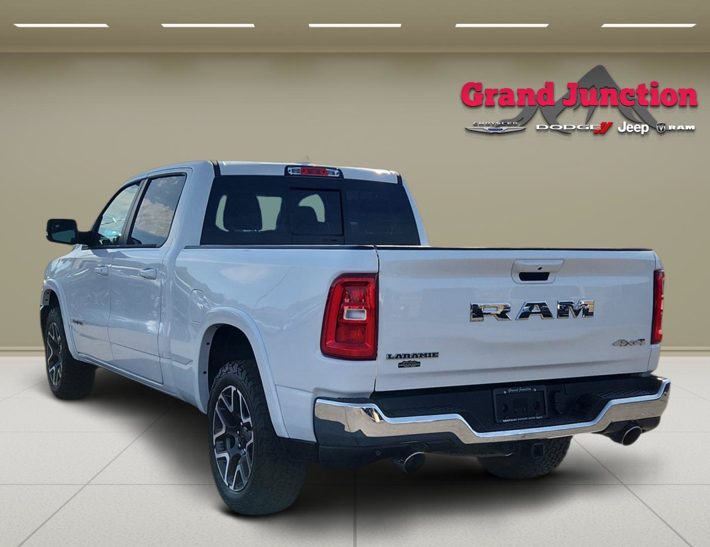 Used 2025 RAM 1500 Laramie AWD/4WD image 5