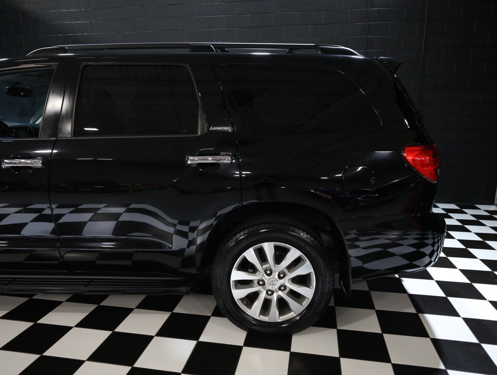 Used 2016 Toyota Sequoia Limited AWD/4WD image 24