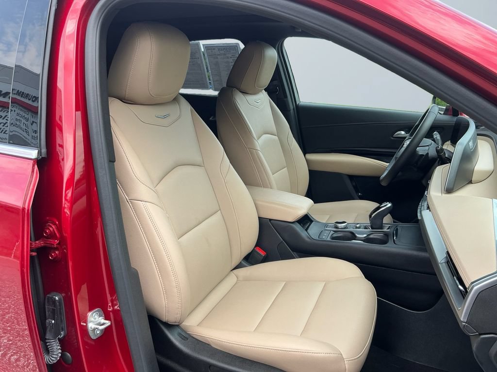 Used 2024 Cadillac XT4 Luxury w/ Cold Weather Package FWD image 16