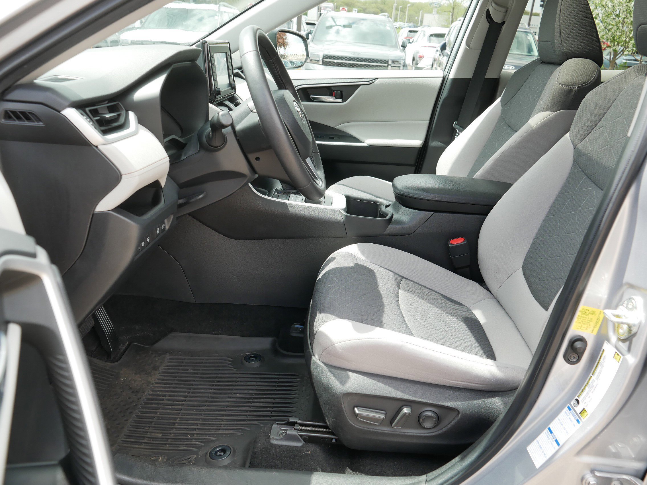 Used 2022 Toyota RAV4 XLE w/ Convenience Package AWD/4WD image 12