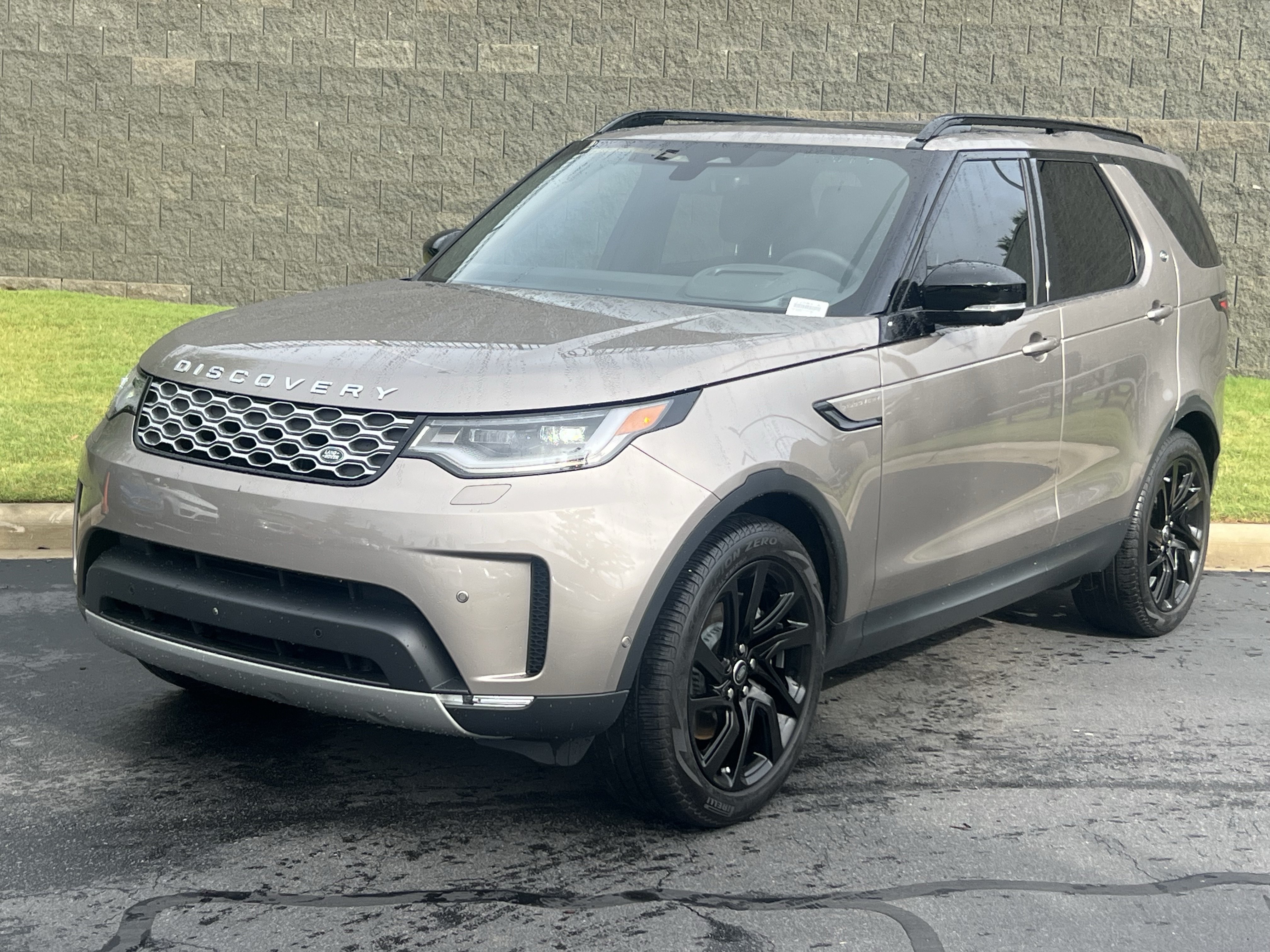 Certified 2025 Land Rover Discovery S AWD/4WD image 2