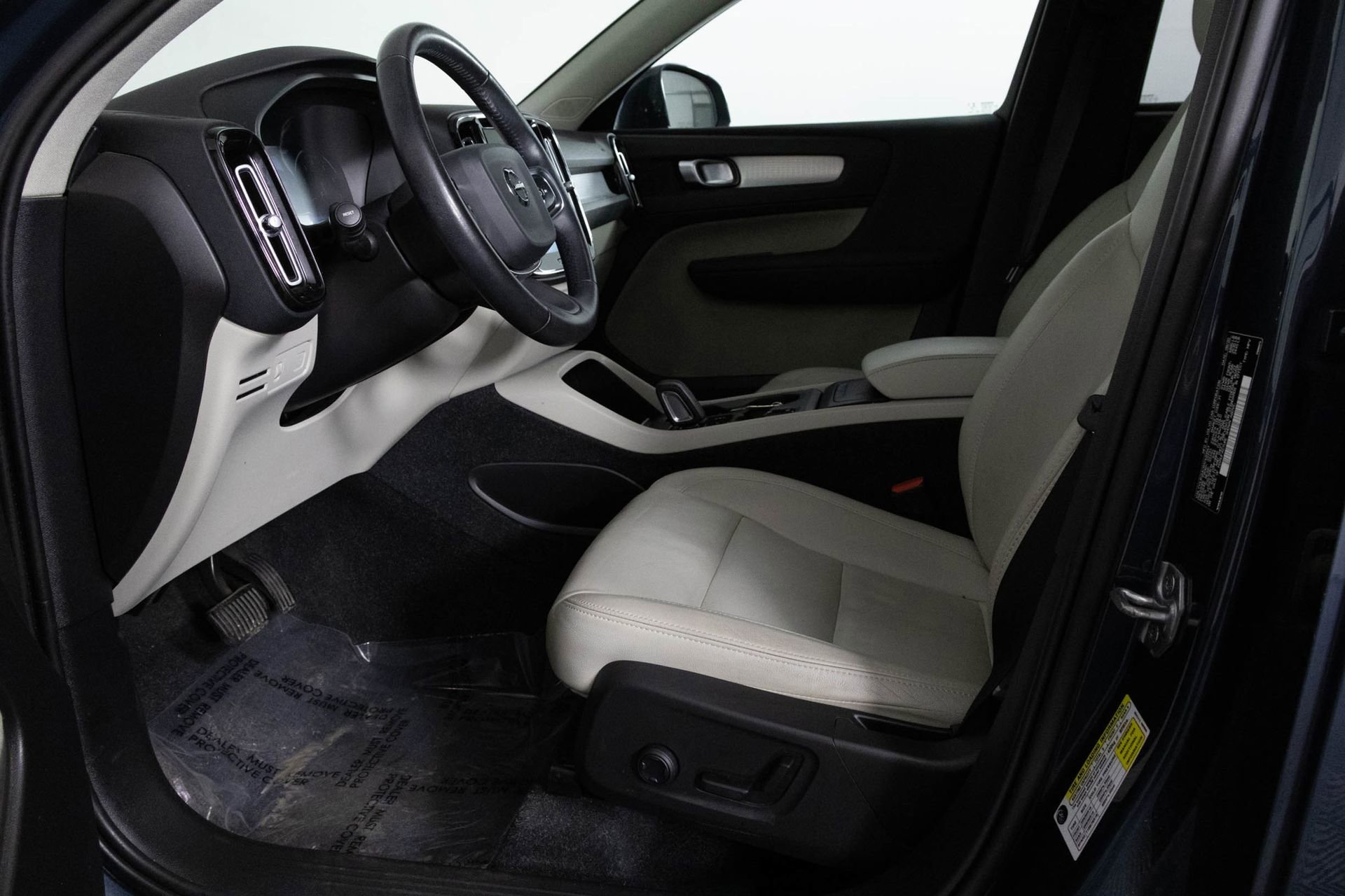 Used 2021 Volvo XC40 T5 Momentum w/ Protection Package Premier image 18