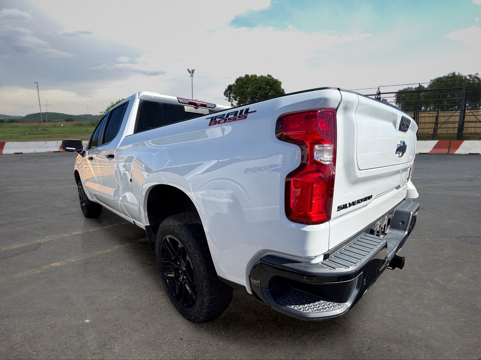 Used 2024 Chevrolet Silverado 1500 LT Trail Boss w/ LT Trail Boss Premium Package AWD/4WD image 4