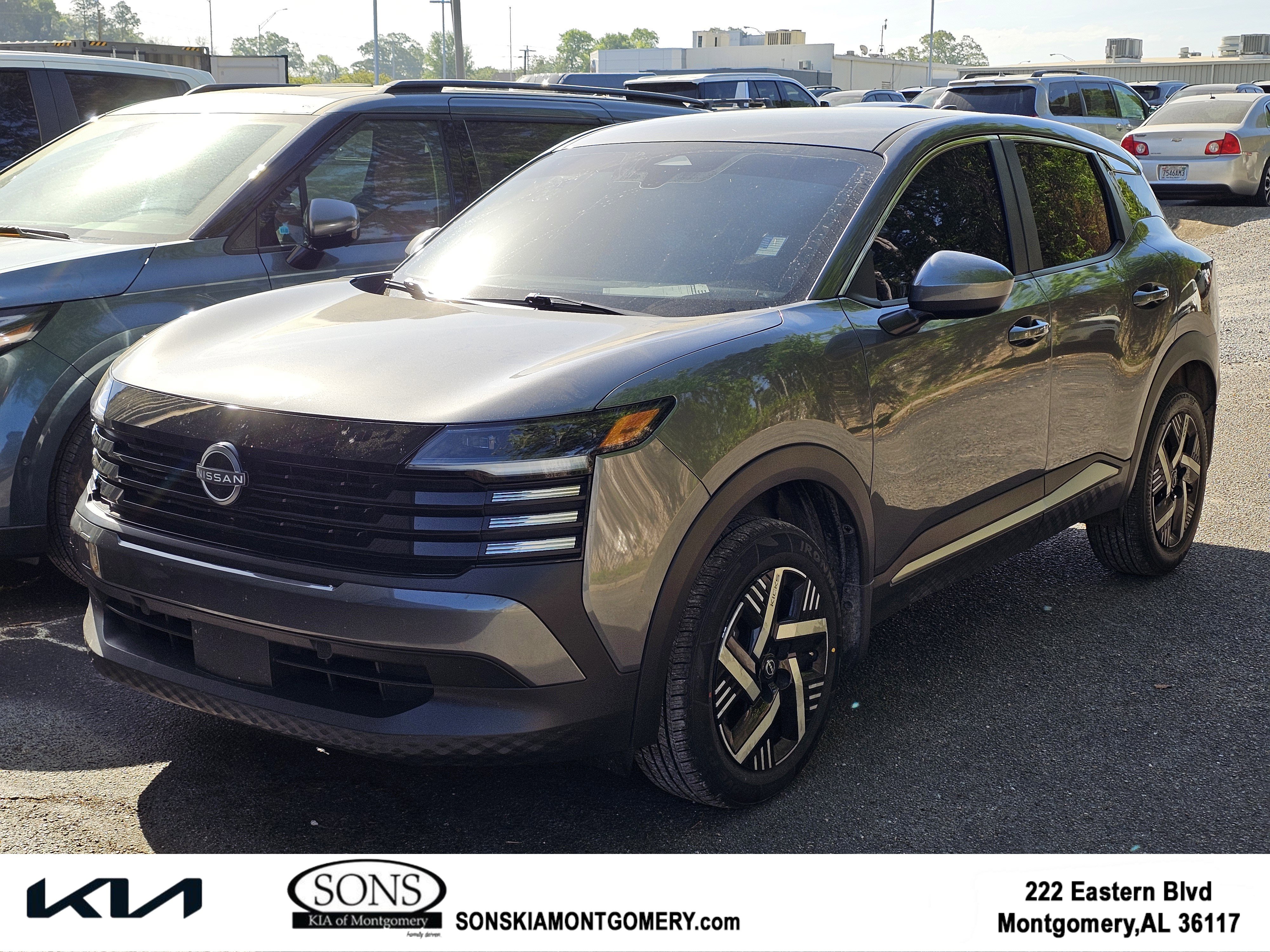 Used 2025 Nissan Kicks SV image 1