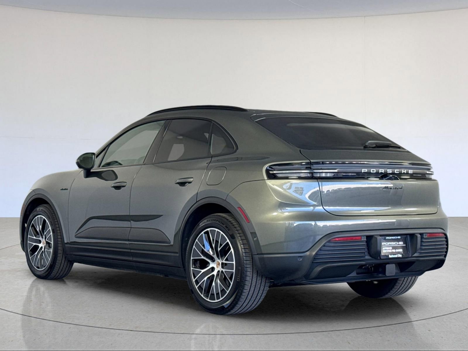 Used 2025 Porsche Macan 4 Electric image 3