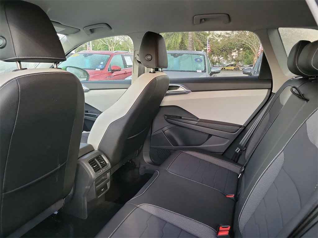 Used 2025 Volkswagen Taos SE w/ Black Wheel Package image 8