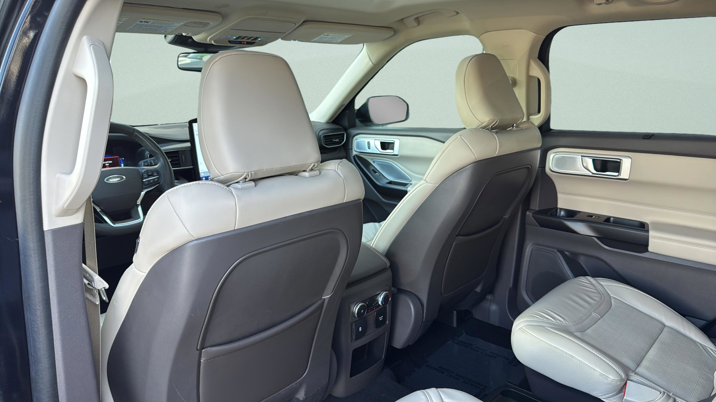 Used 2020 Ford Explorer Platinum w/ Premium Technology Package image 31