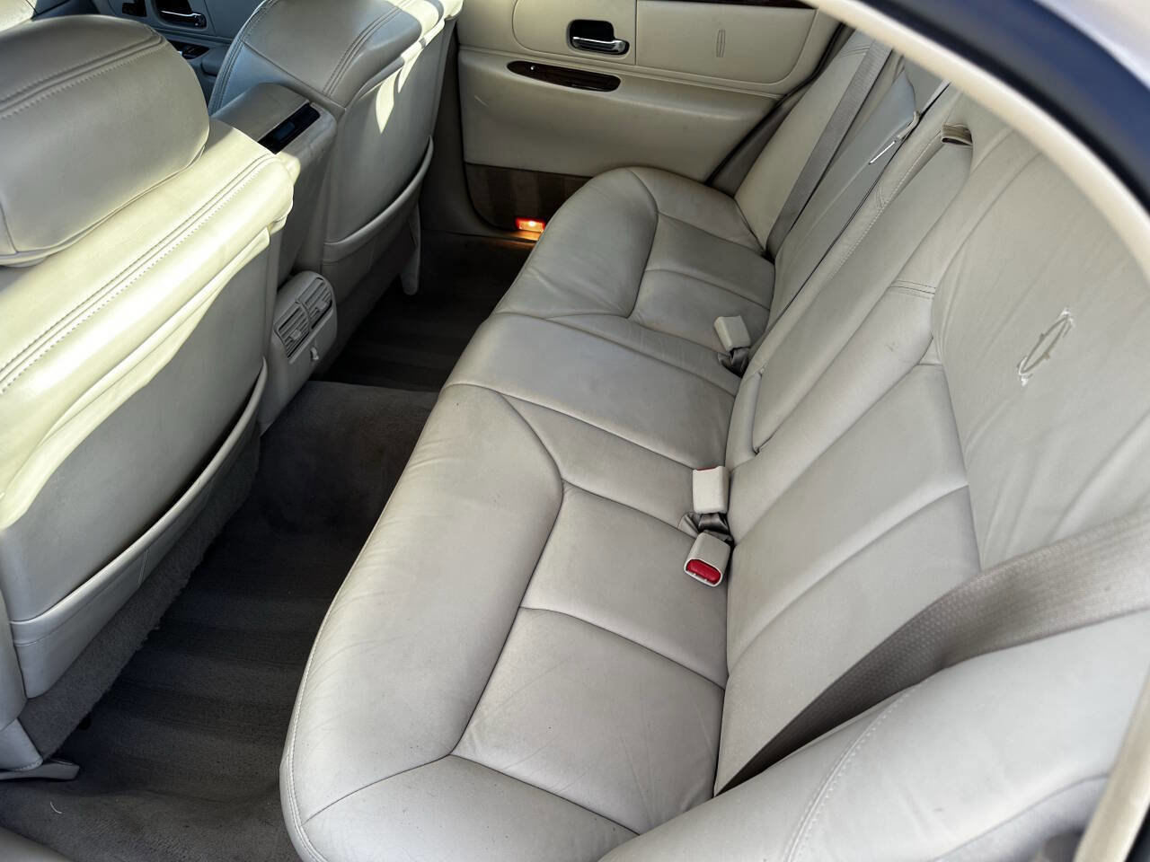 Used 2000 Lincoln Town Car Cartier image 25