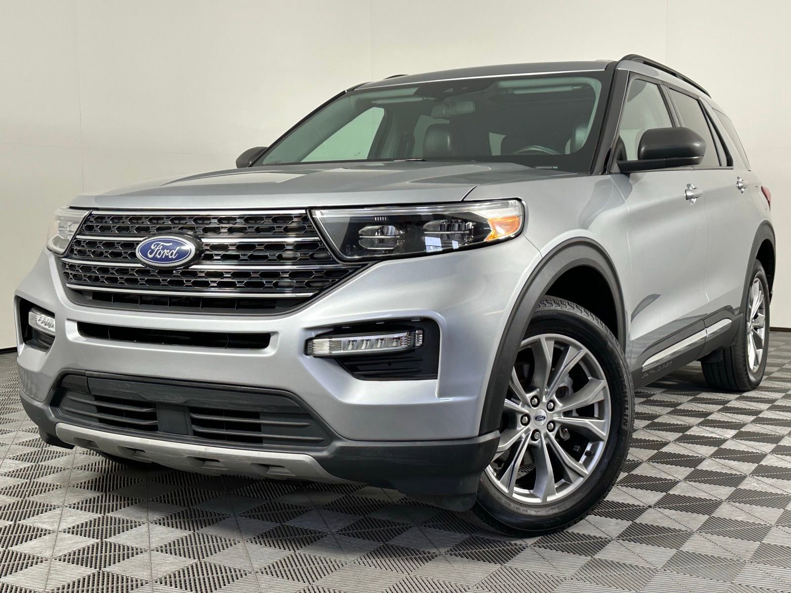 Used 2023 Ford Explorer XLT w/ Equipment Group 202A image 40