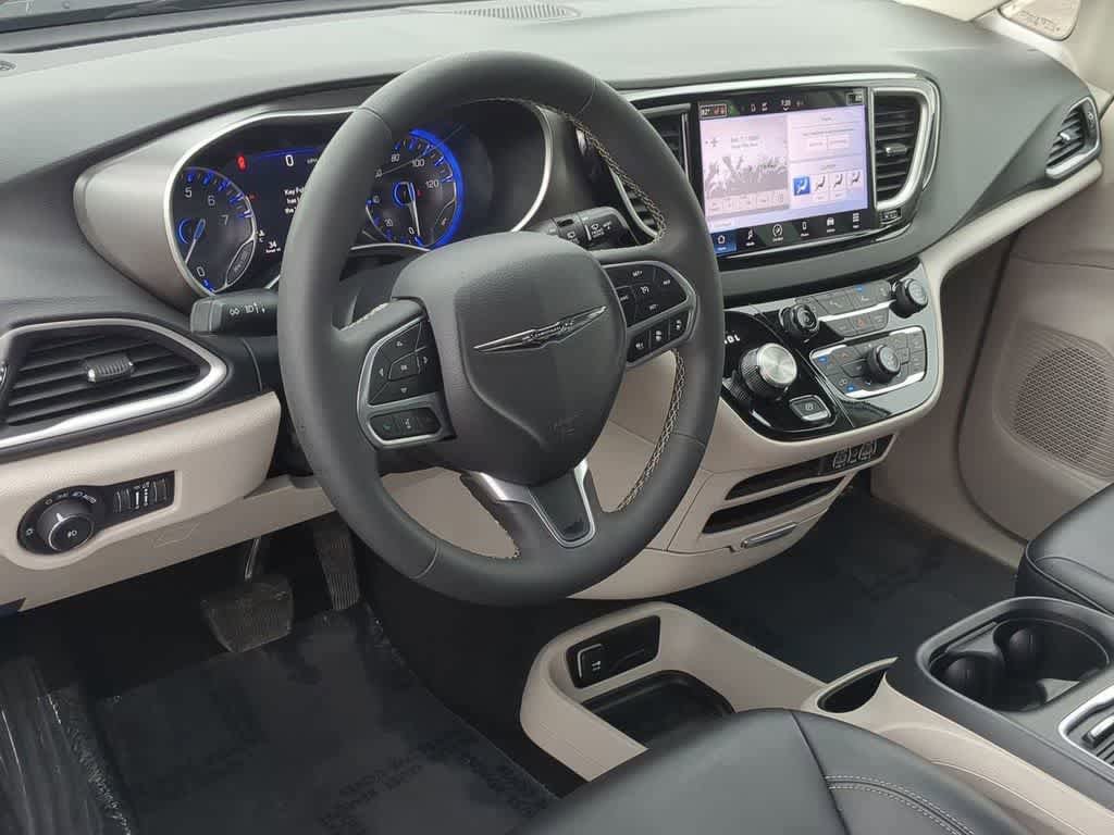 Used 2024 Chrysler Pacifica Touring-L FWD video 2