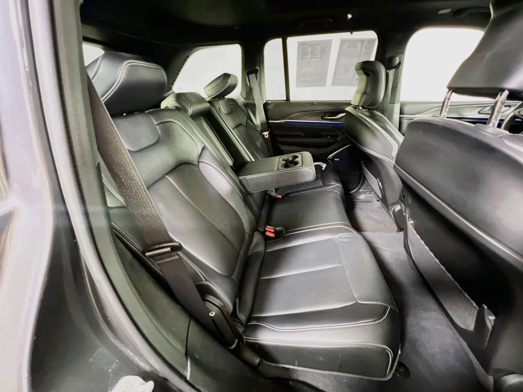 Used 2022 Jeep Grand Cherokee Overland AWD/4WD image 29