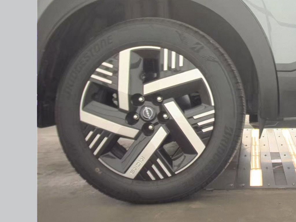 Used 2025 Nissan Kicks SV image 9