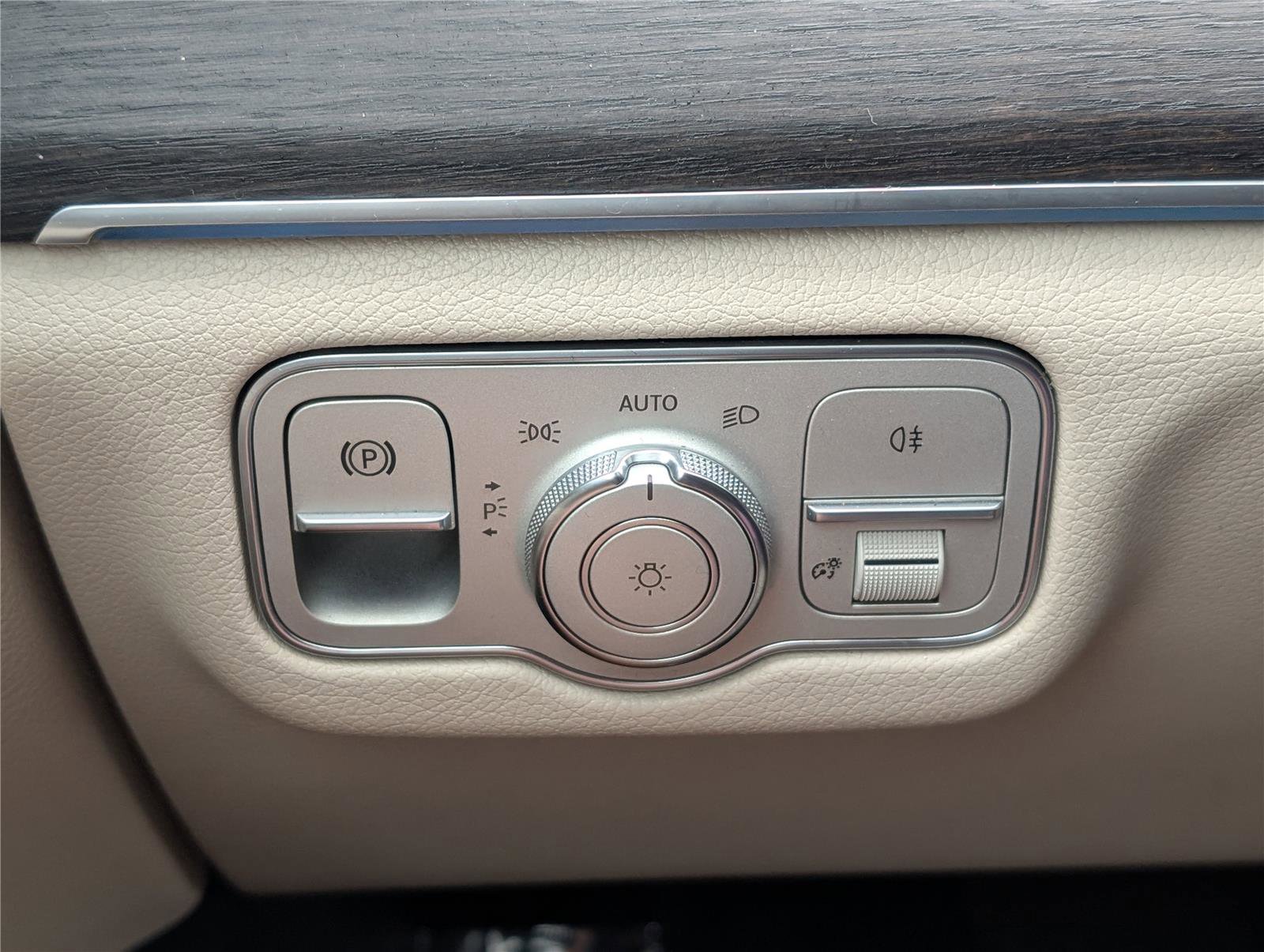 Used 2020 Mercedes-Benz GLS 450 4MATIC image 25