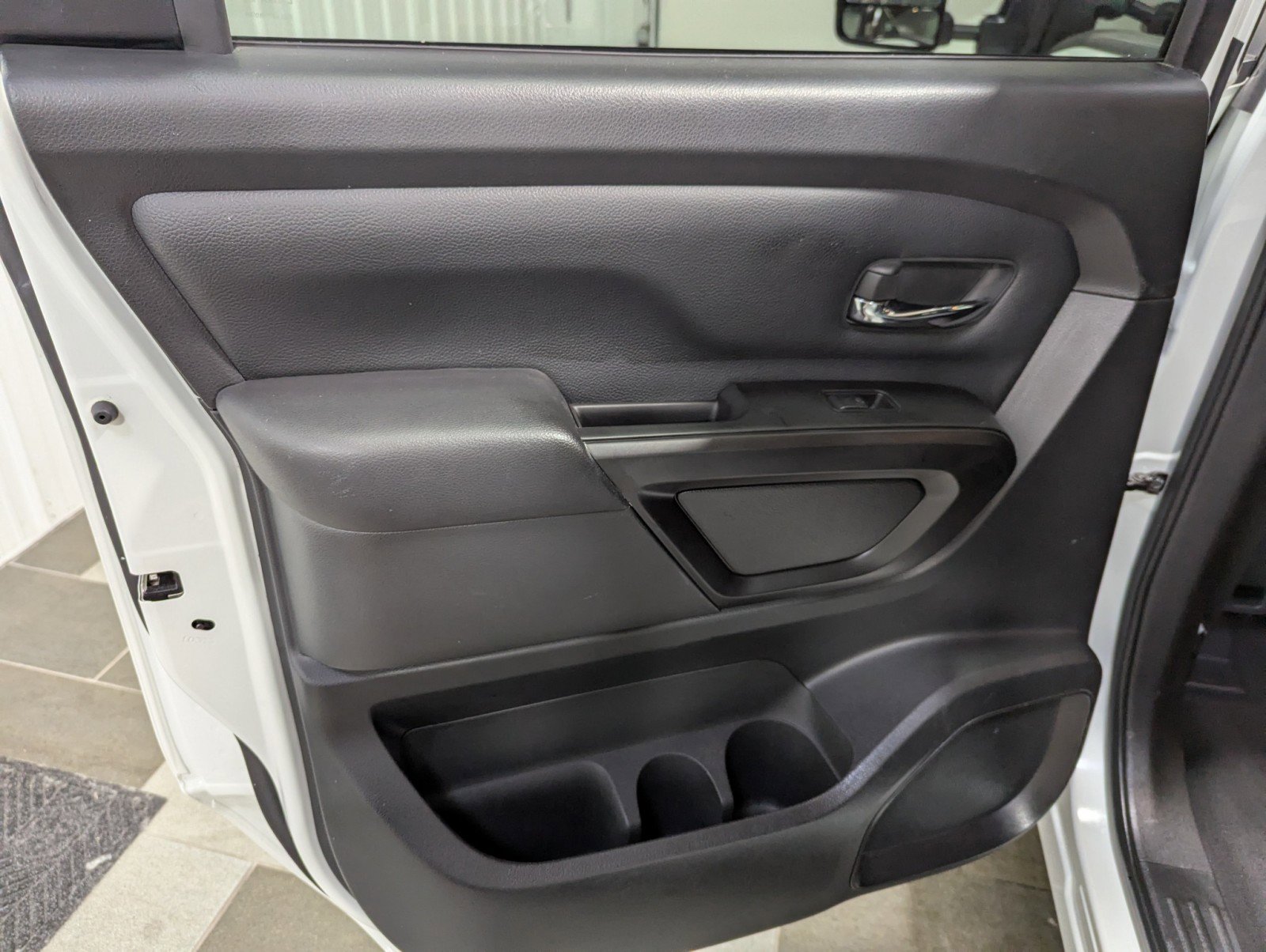 Used 2024 Nissan Titan SV w/ SV Convenience Package image 10