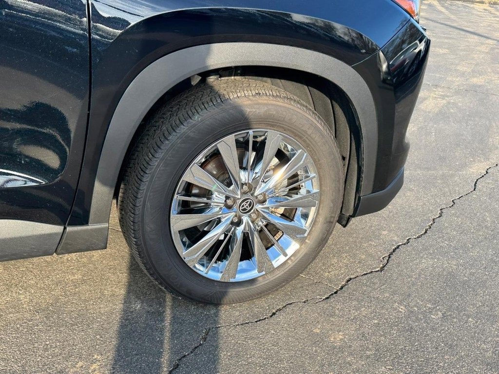 Used 2025 Toyota Grand Highlander AWD image 13