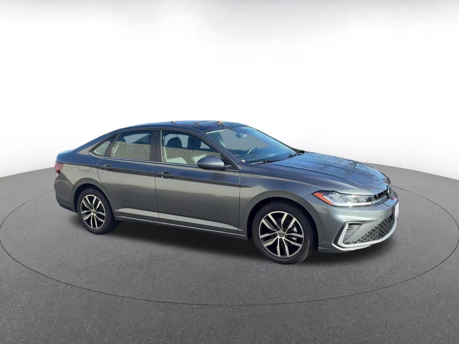 Used 2025 Volkswagen Jetta SE image 2