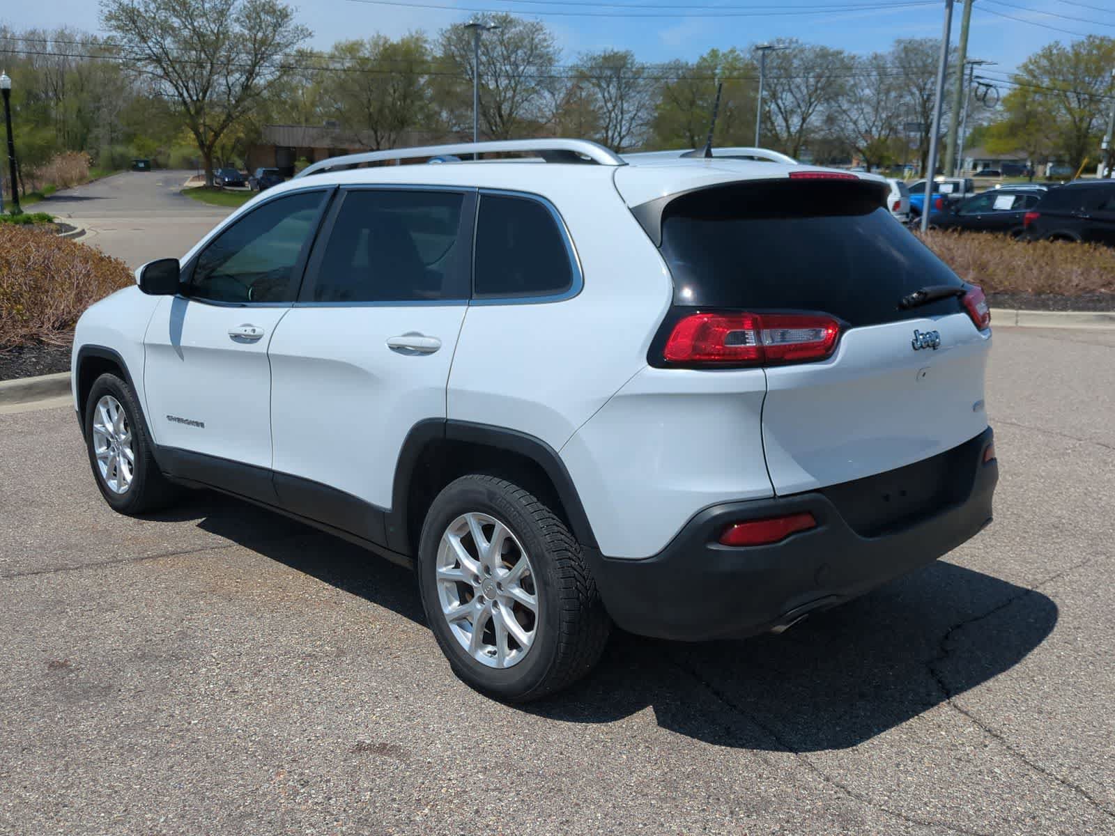 Used 2018 Jeep Cherokee Latitude Plus w/ Cold Weather Group FWD image 6