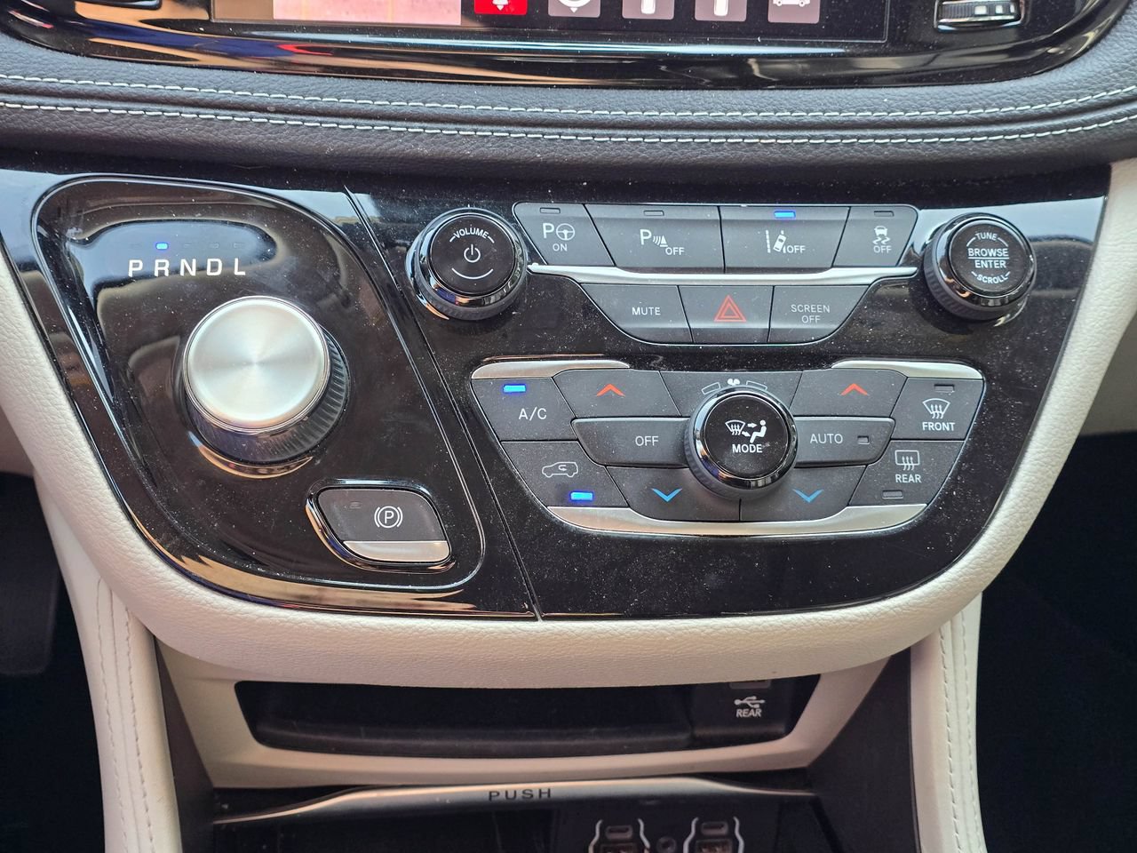 Used 2022 Chrysler Pacifica Limited w/ Uconnect Theater Family Group FWD image 17