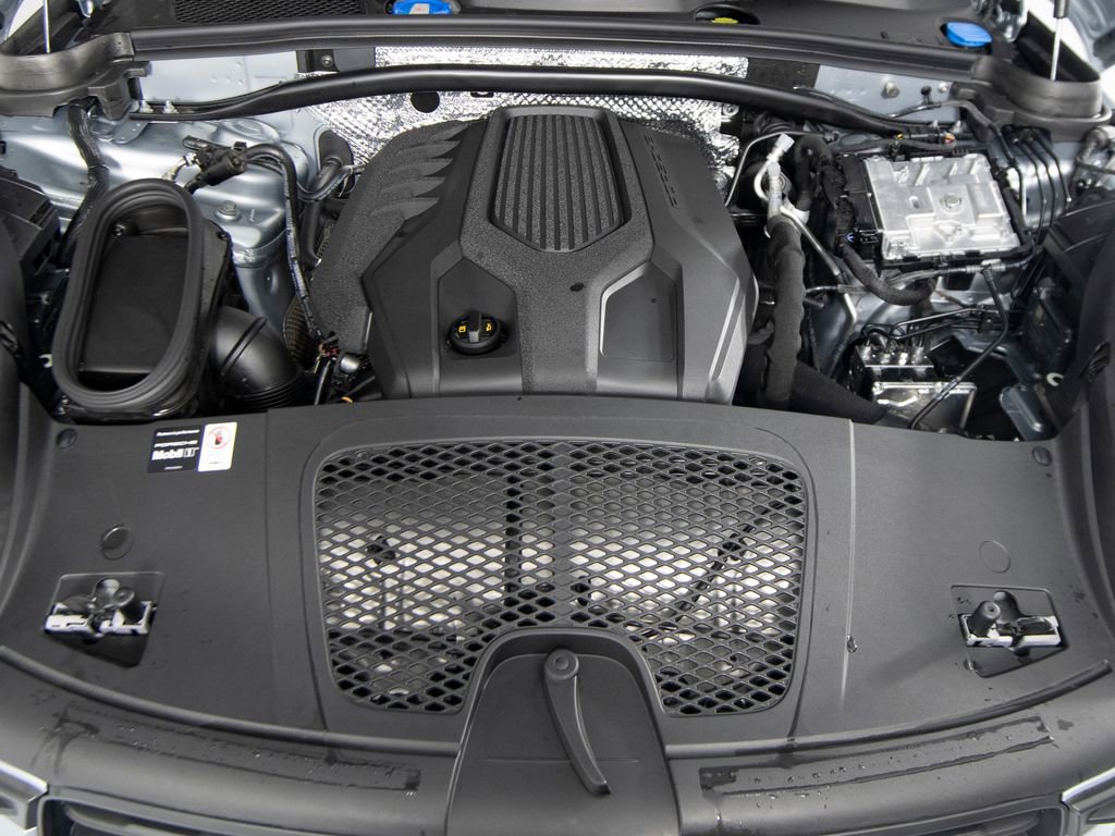 Certified 2025 Porsche Macan image 37