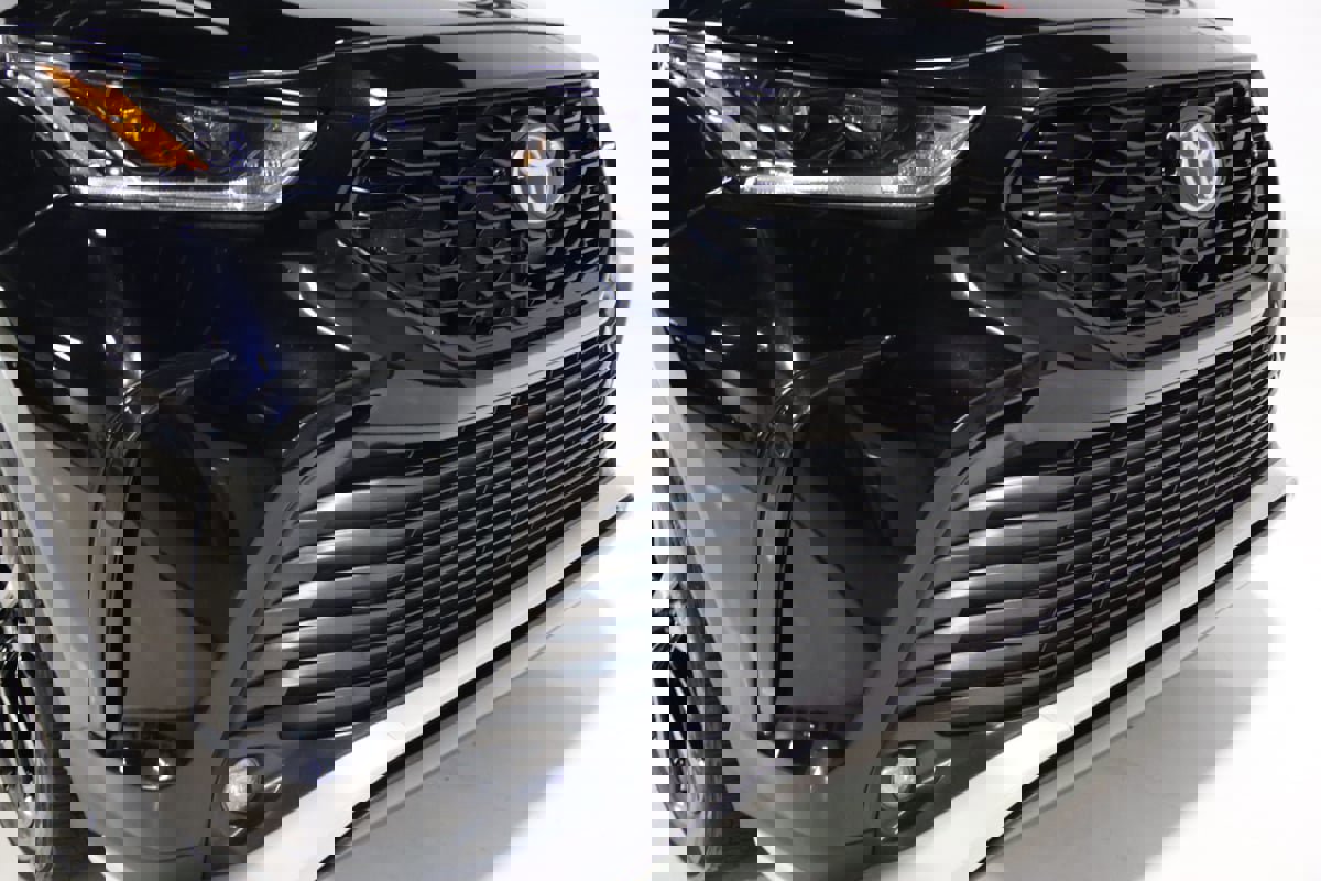 Used 2023 Toyota Highlander L image 25