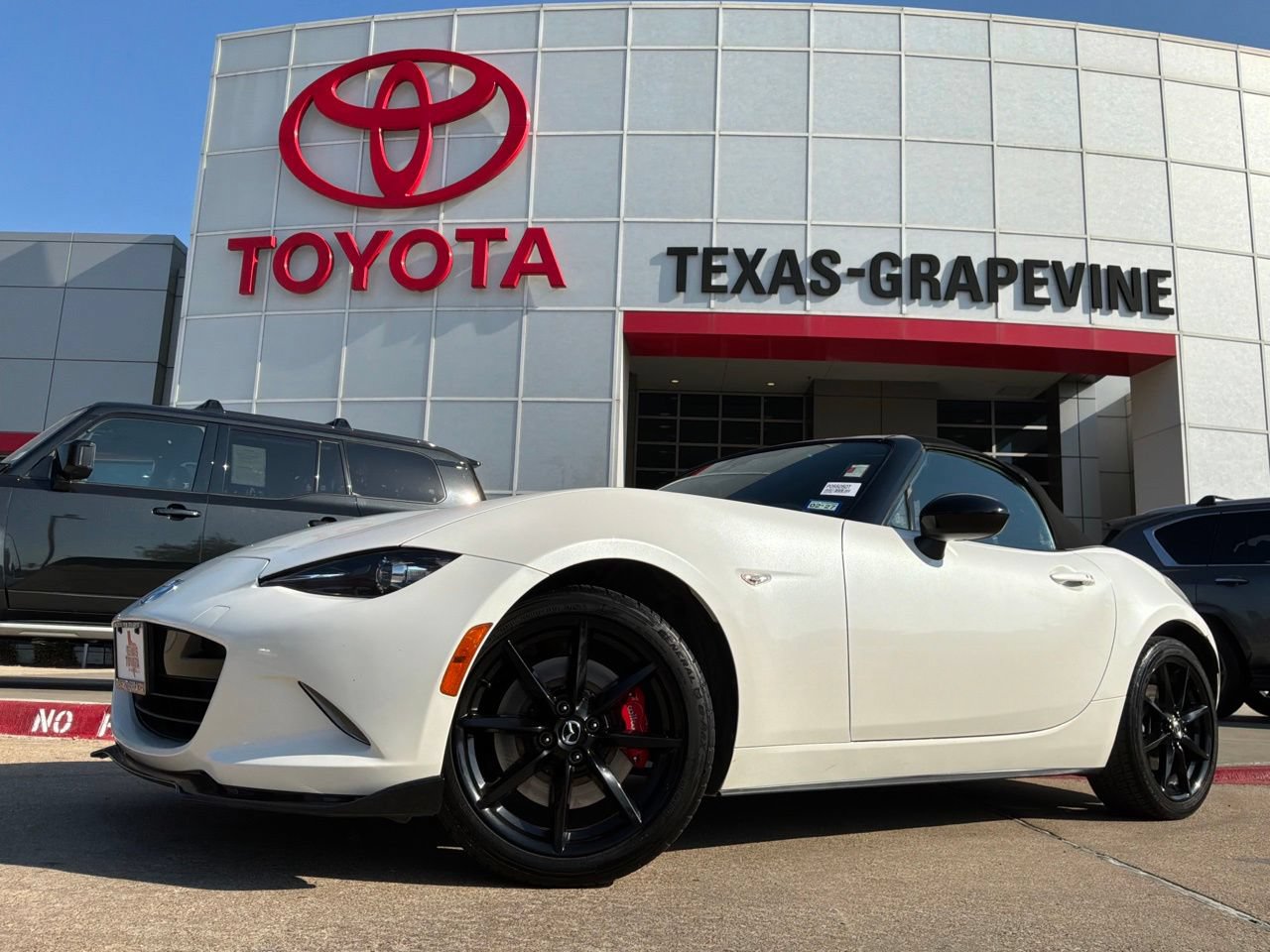 Used 2023 MAZDA MX-5 Miata Club RWD image 2