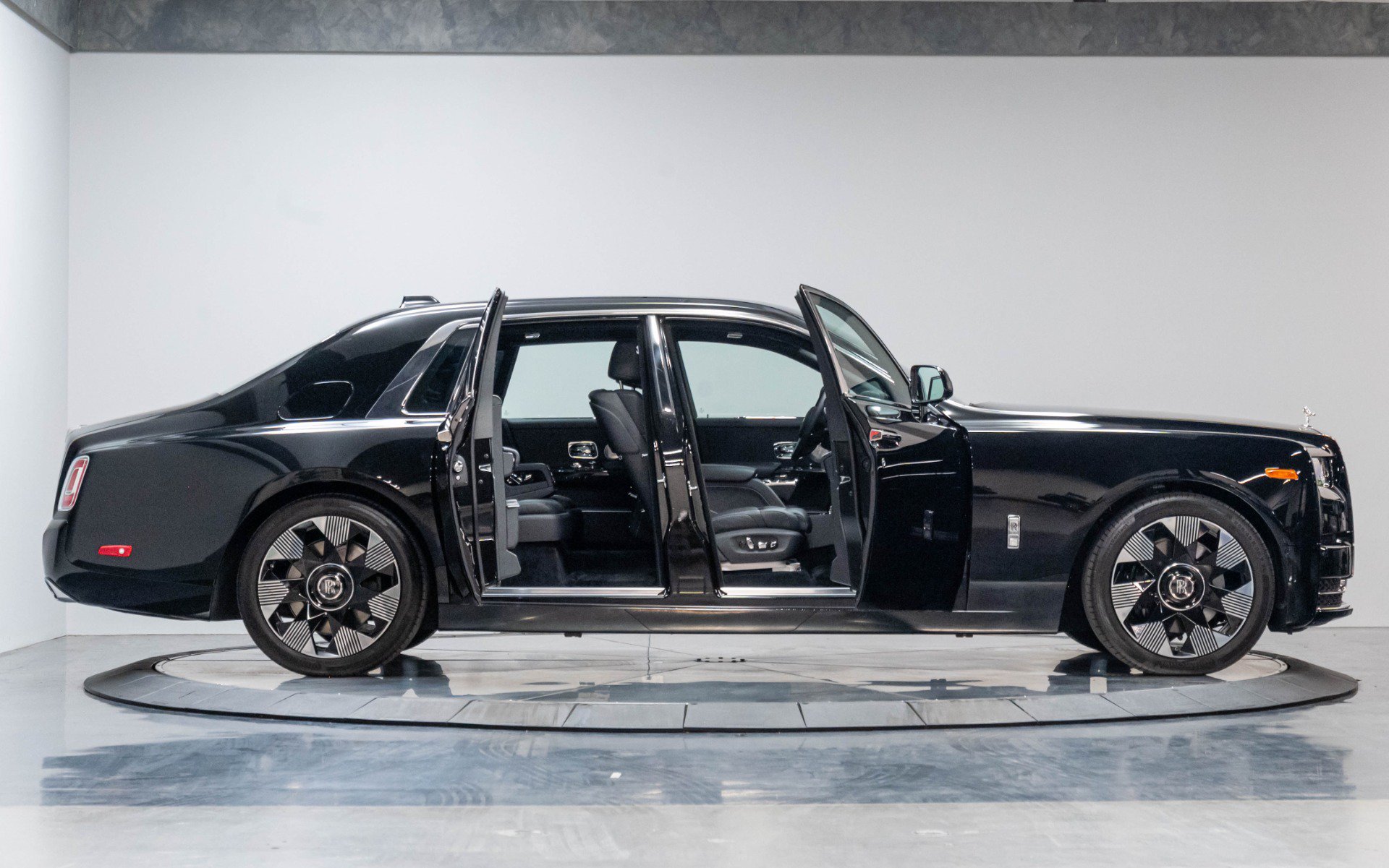 Used 2024 Rolls-Royce Phantom Sedan w/ The Phantom Package RWD image 45