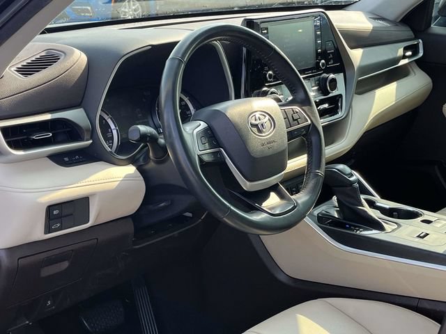 Used 2022 Toyota Highlander XLE FWD image 12