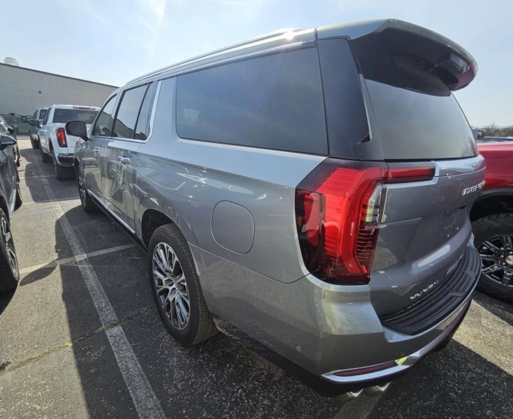 Used 2025 GMC Yukon XL Denali w/ Denali Reserve Package image 9