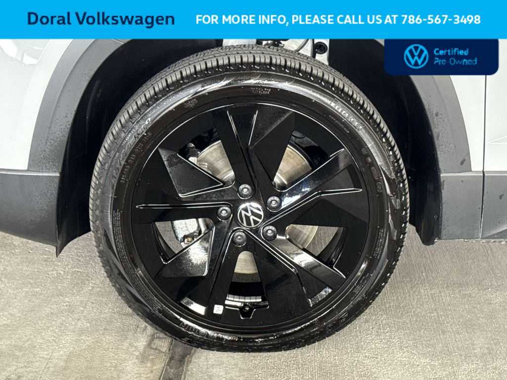 Used 2025 Volkswagen Taos SE FWD image 11