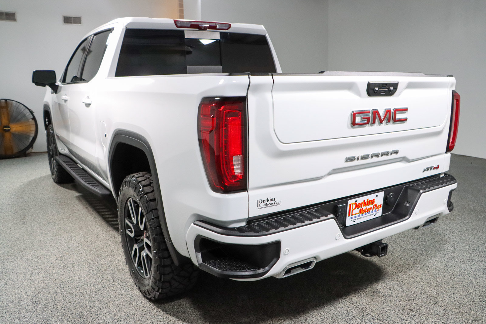 Used 2024 GMC Sierra 1500 AT4 w/ Technology Package AWD/4WD image 10