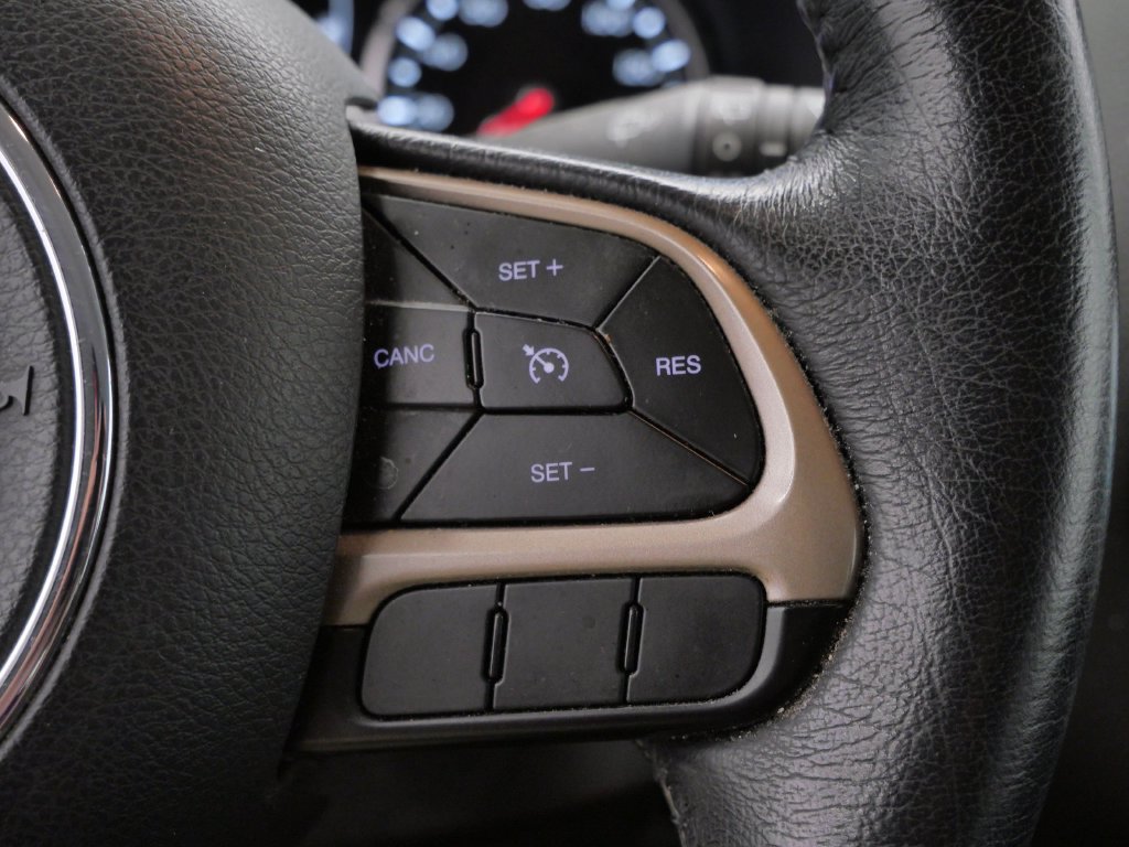 Used 2015 Jeep Renegade Latitude FWD image 19