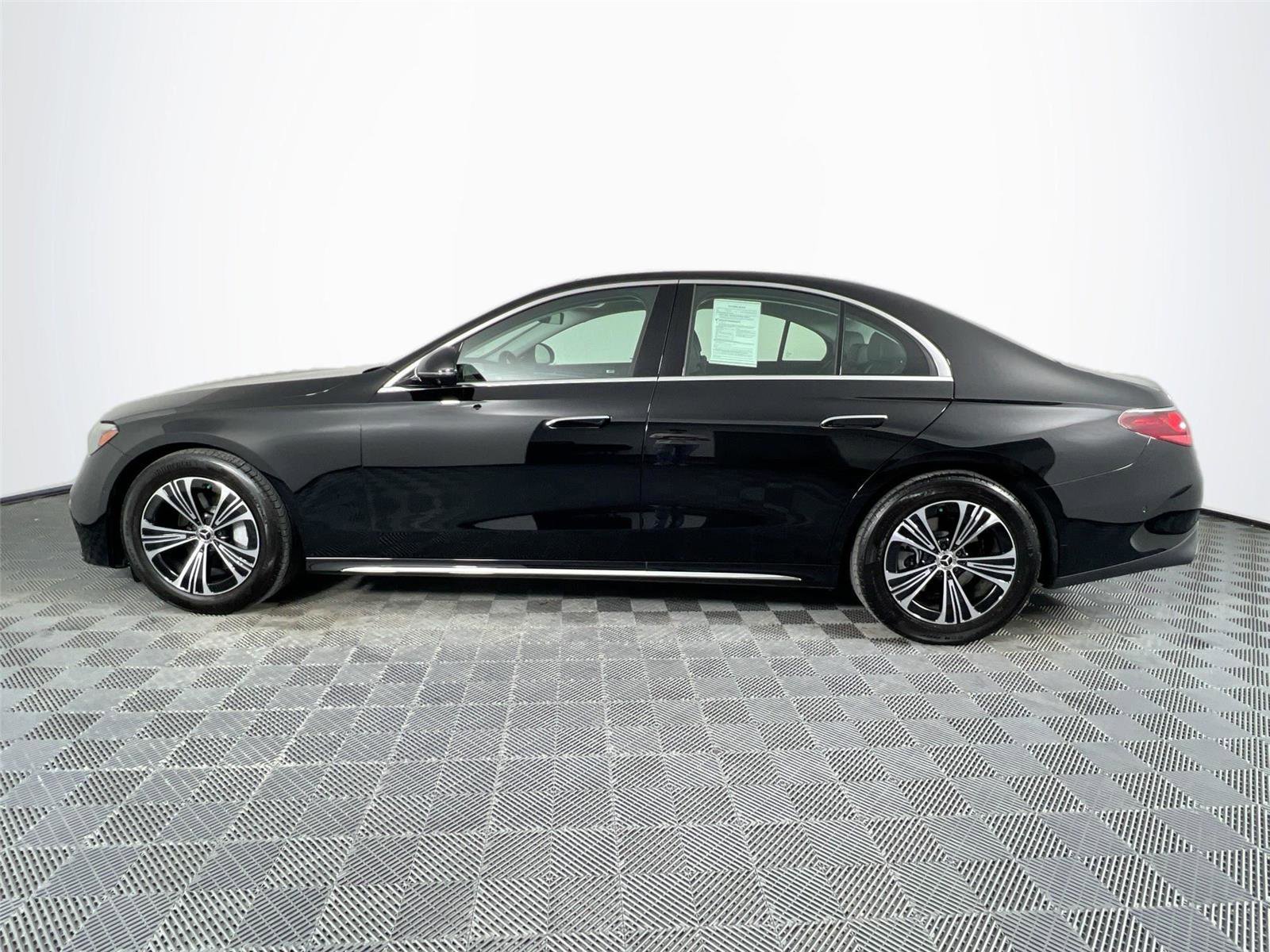 Used 2025 Mercedes-Benz E 350 4MATIC Sedan image 3