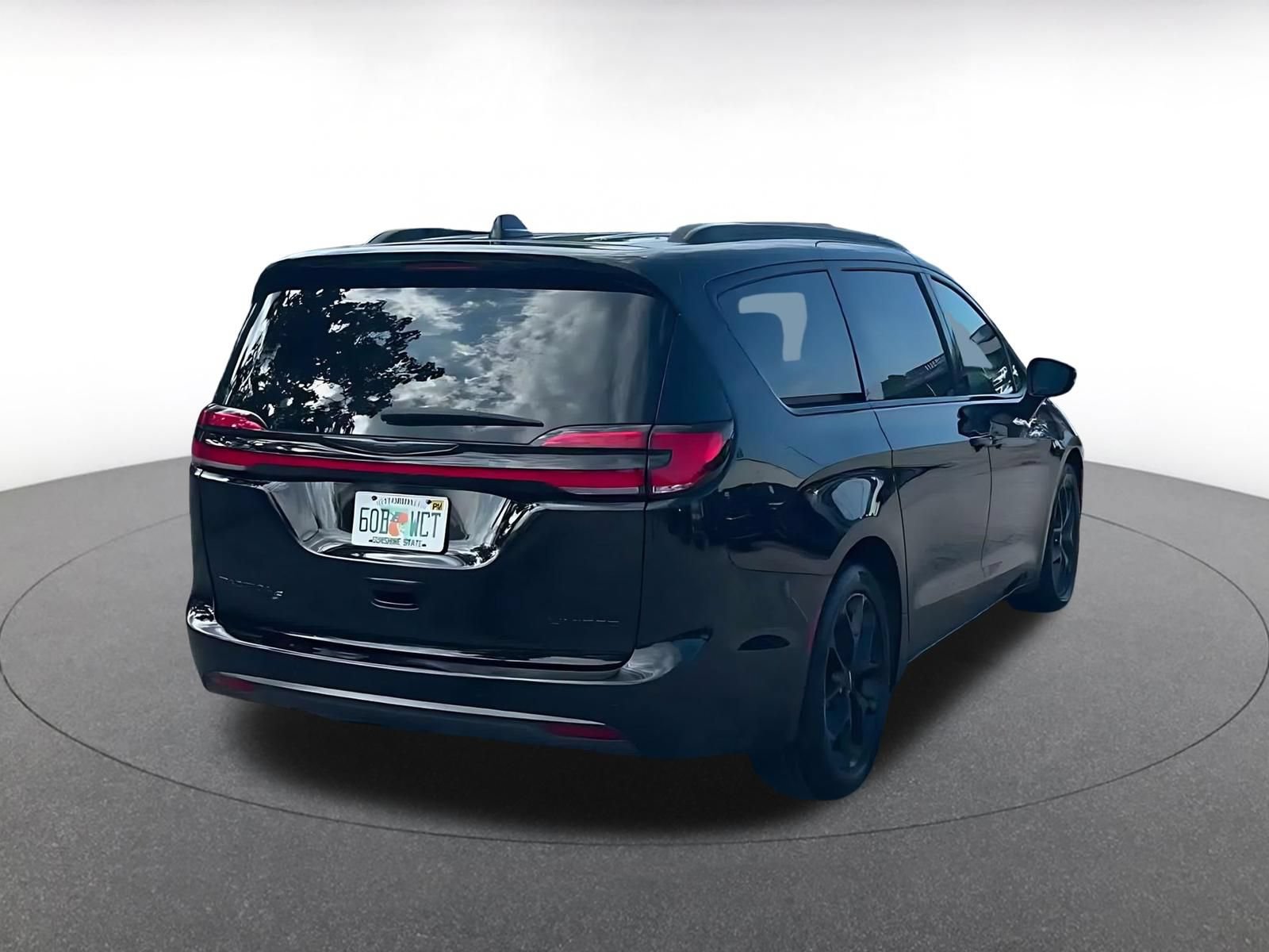 Used 2025 Chrysler Pacifica Limited FWD image 13