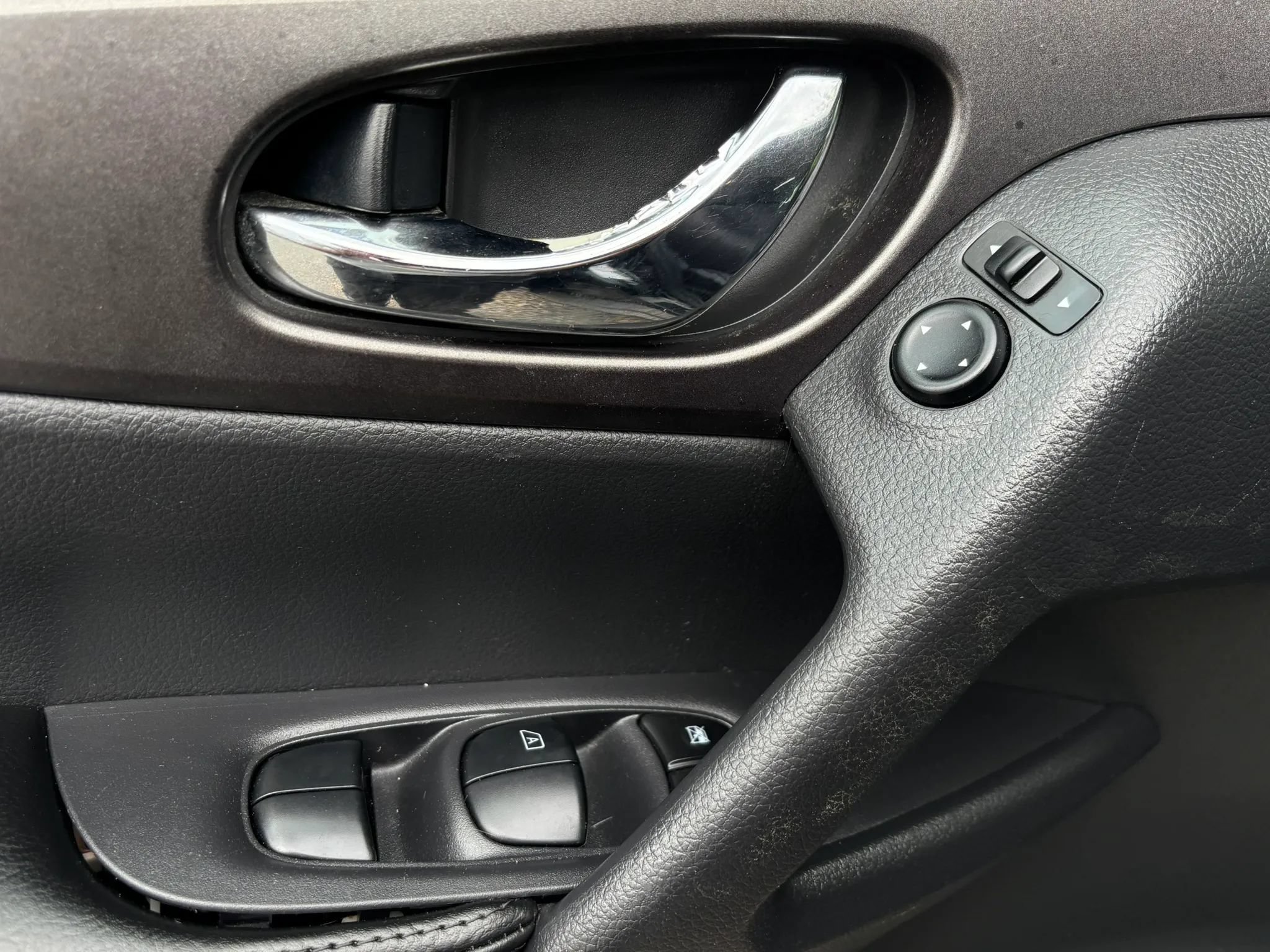 Used 2015 Nissan Rogue S FWD image 16