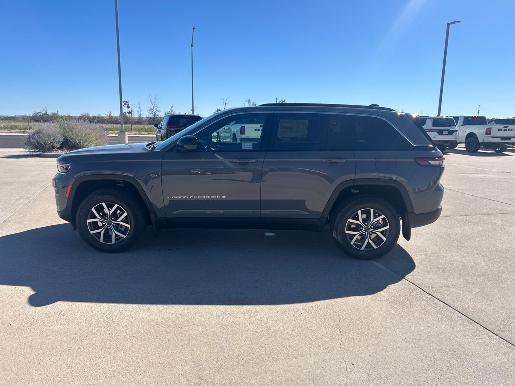 New 2027 Jeep Grand Cherokee Laredo X AWD/4WD image 2