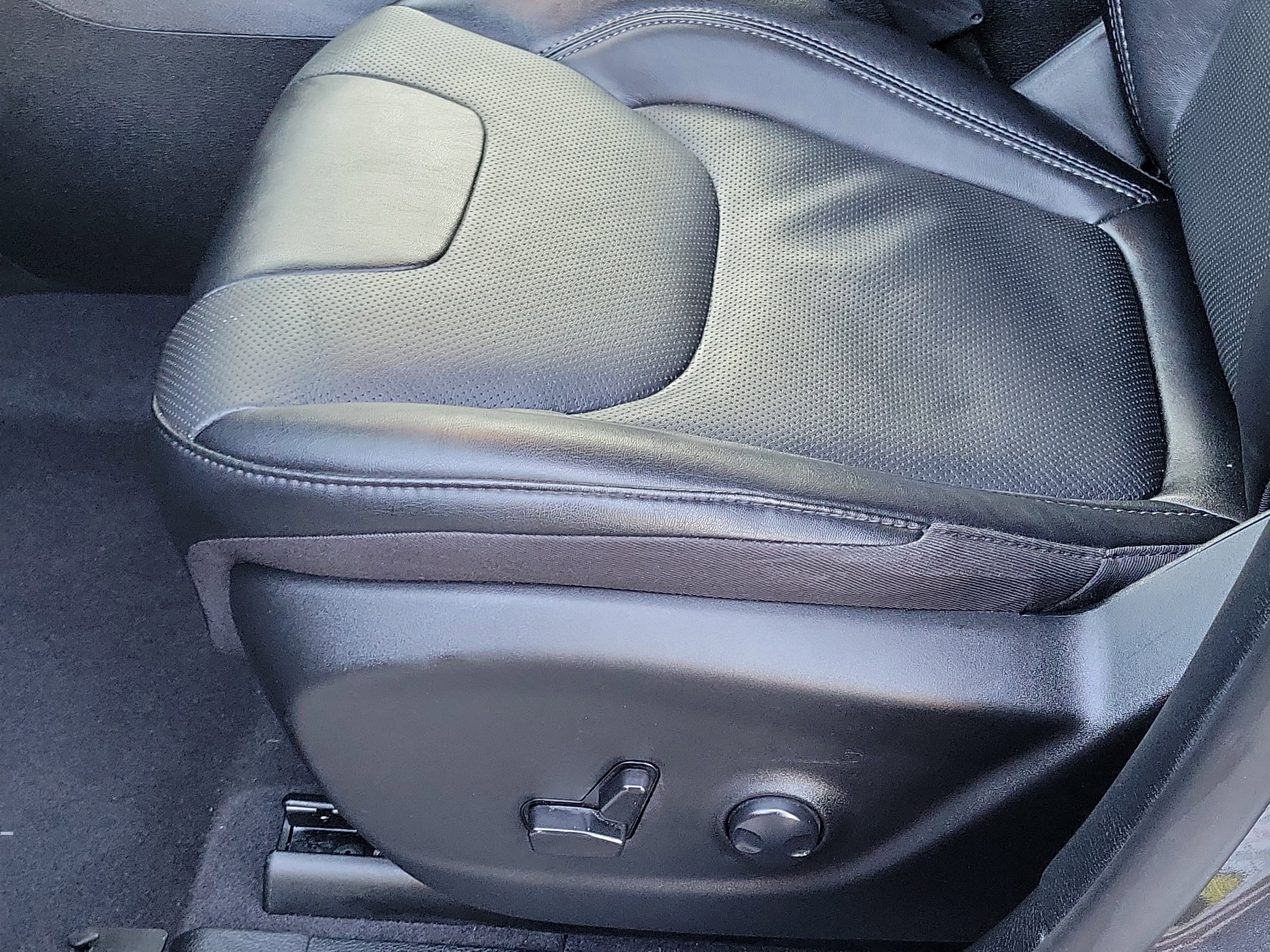 Used 2023 Jeep Cherokee Altitude Lux image 17