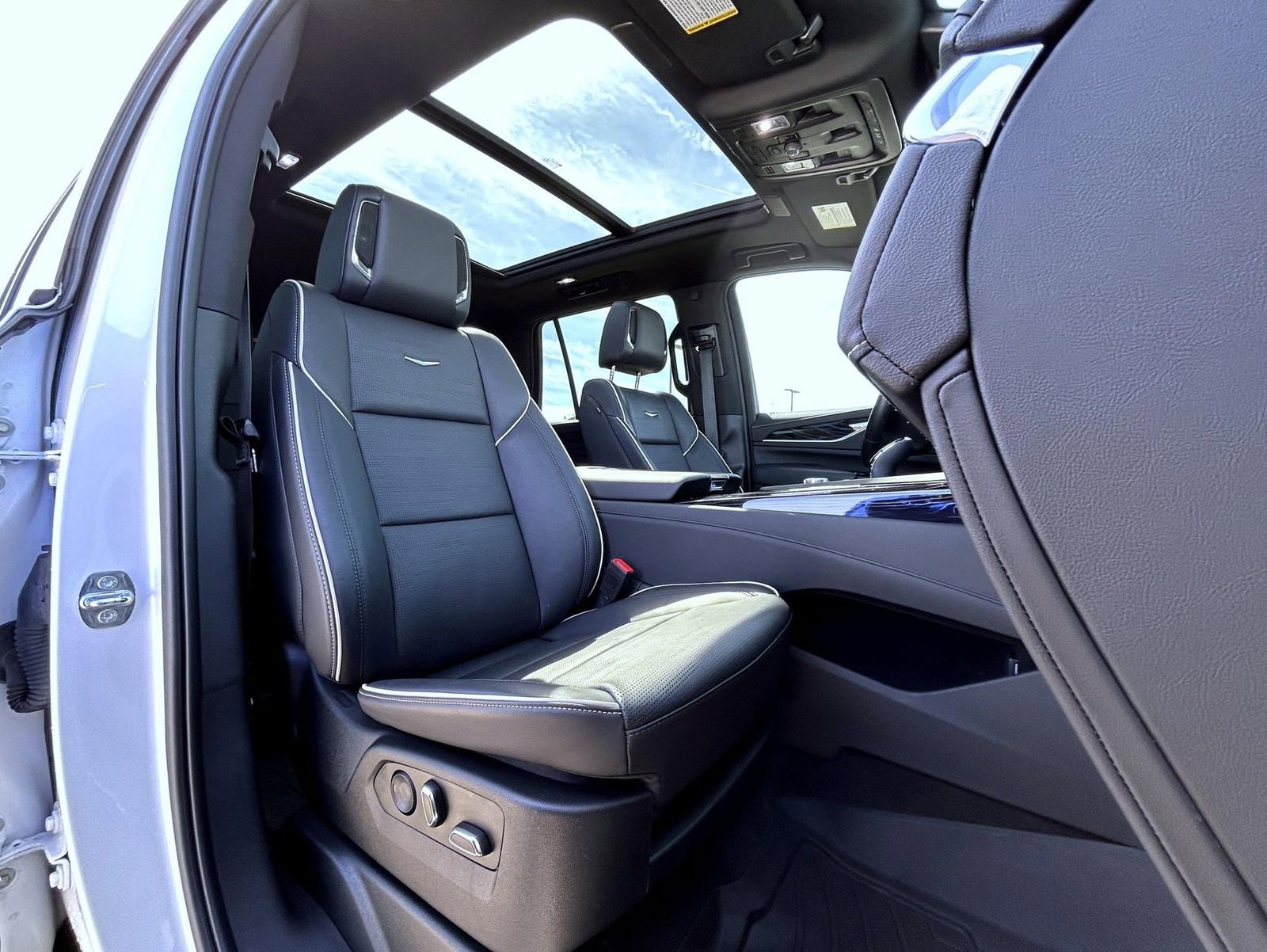 Used 2022 Cadillac Escalade Sport w/ LPO, ONYX Package image 15