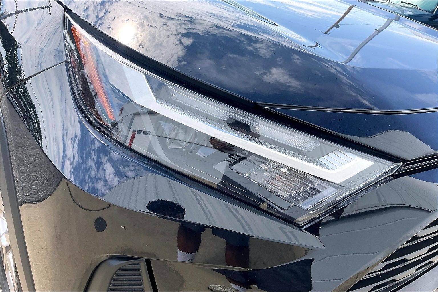 Used 2025 Toyota RAV4 LE AWD/4WD image 32