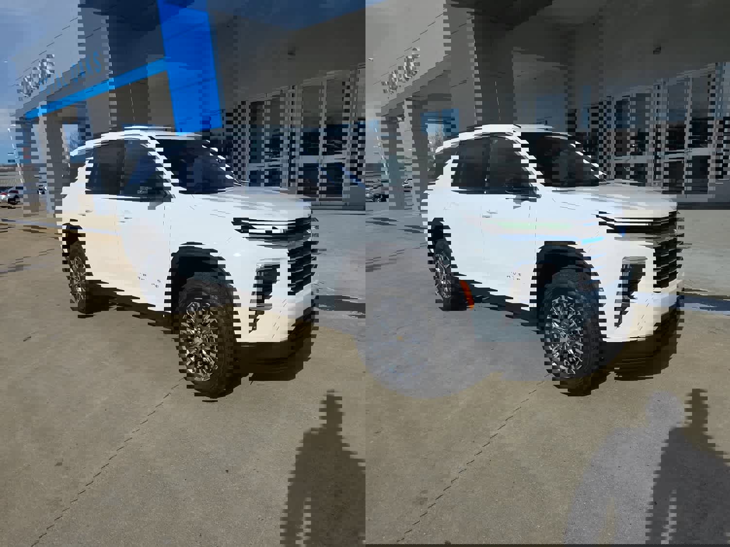 Used 2025 Chevrolet Traverse LT w/ Driver Confidence Package image 2